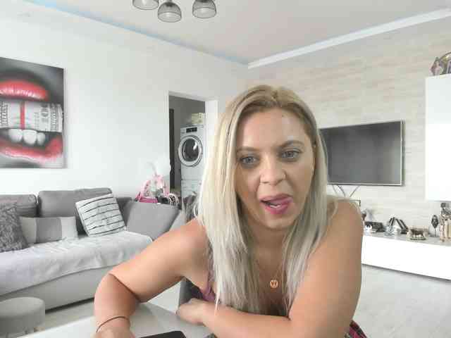 CarlaStaceeFun webcam