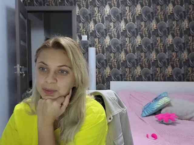 CarlaStaceeFun webcam