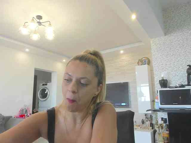 CarlaStaceeFun webcam