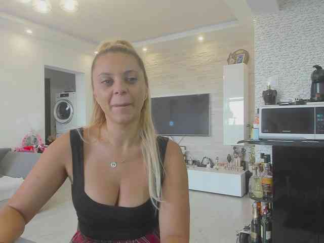 CarlaStaceeFun webcam
