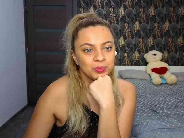 CarlaStaceeFun webcam