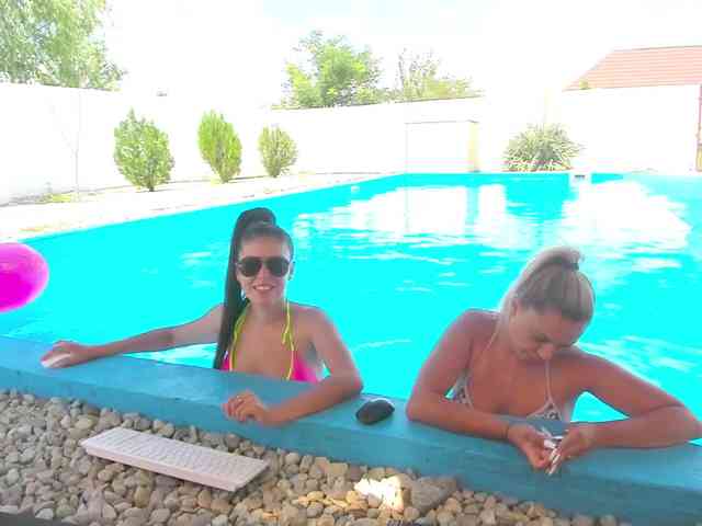 CarlaStaceeFun webcam