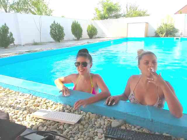 CarlaStaceeFun webcam
