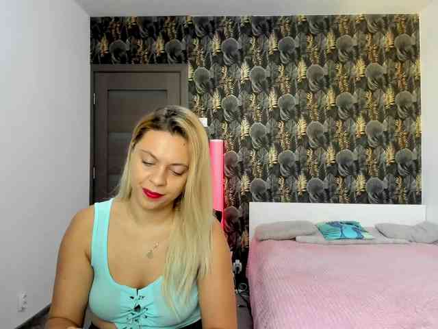 CarlaStaceeFun webcam
