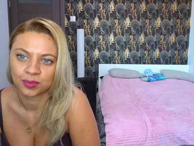 CarlaStaceeFun webcam