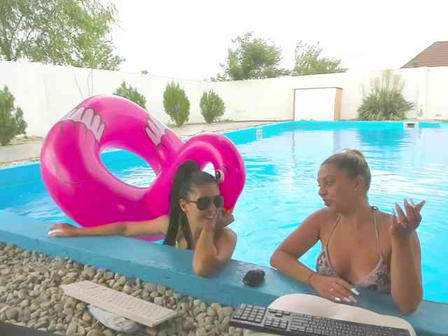 CarlaStaceeFun webcam