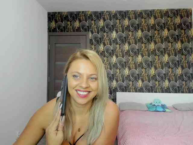 CarlaStaceeFun webcam