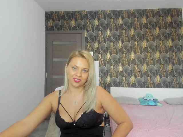 CarlaStaceeFun webcam