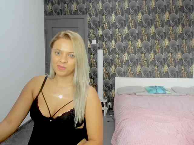 CarlaStaceeFun webcam