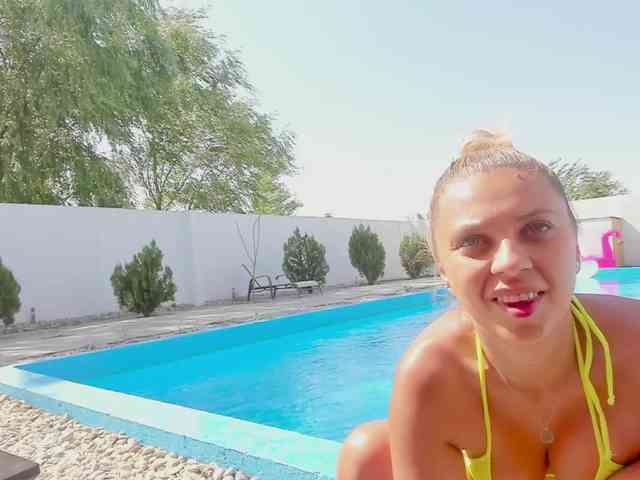 CarlaStaceeFun webcam