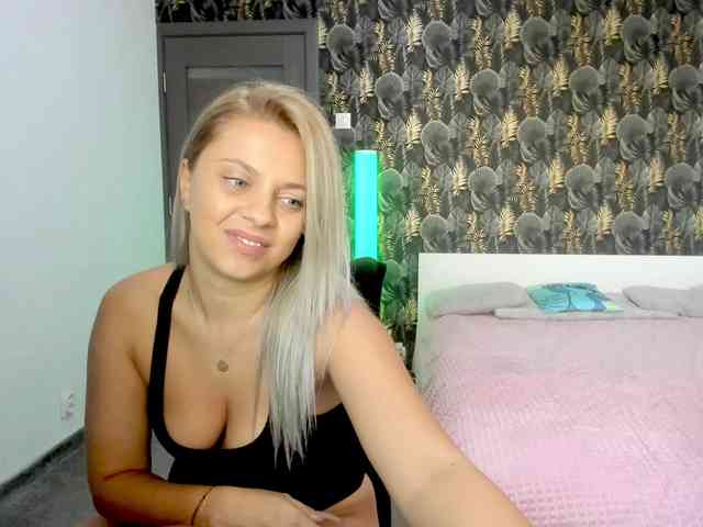 CarlaStaceeFun webcam