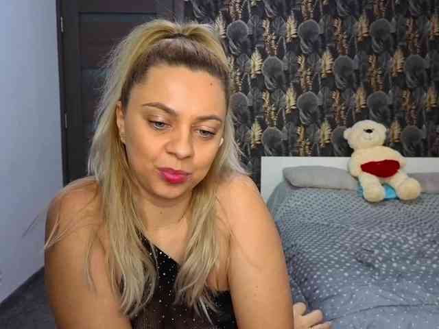 CarlaStaceeFun webcam