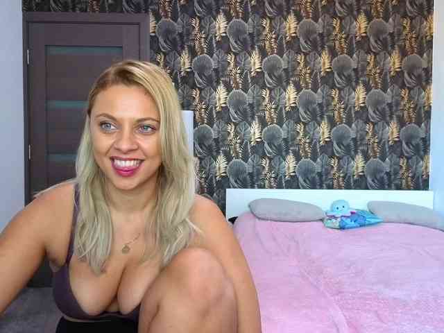 CarlaStaceeFun webcam