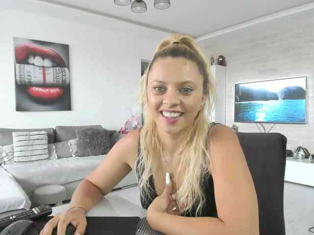 CarlaStaceeFun webcam
