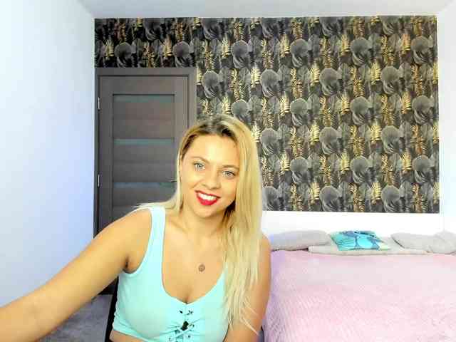 CarlaStaceeFun webcam