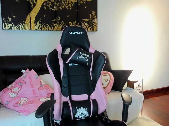 EmmylieMorris's BongaCams show and profile