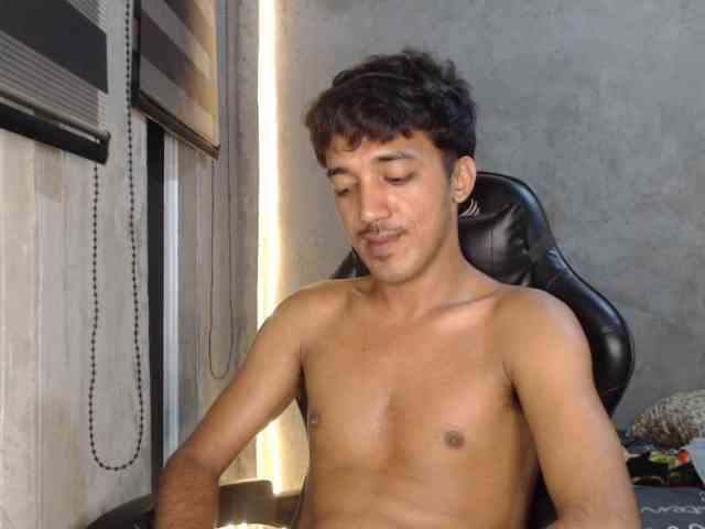 Rowelcams Live Webcam on BongaCams
