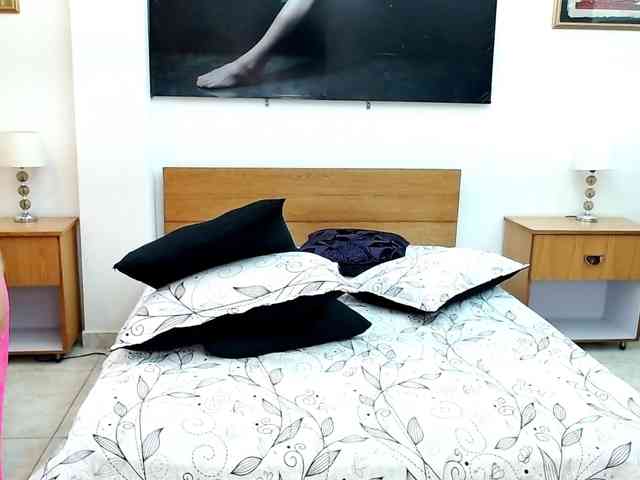 LunaAndMalory webcam