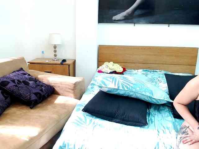 LunaAndMalory webcam