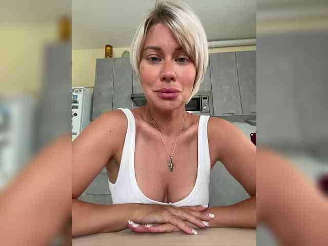 AlisaBlackFox webcam