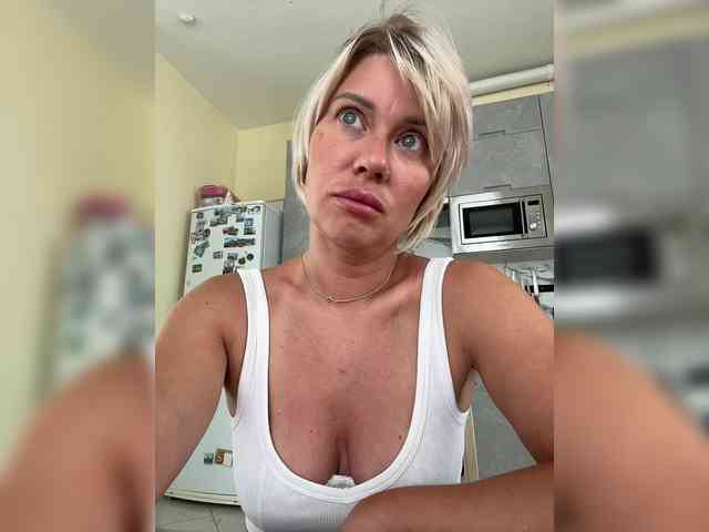 AlisaBlackFox webcam