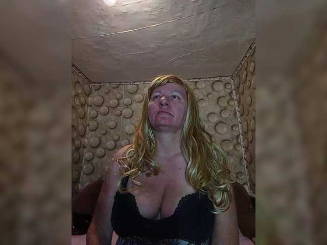 FameLara's BongaCams show and profile