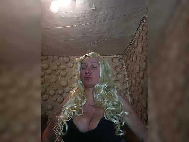 FameLara's BongaCams show and profile