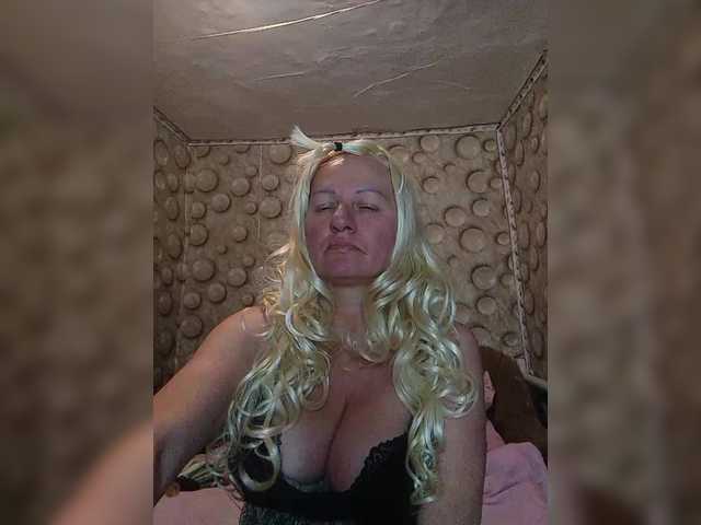 FameLara's BongaCams show and profile