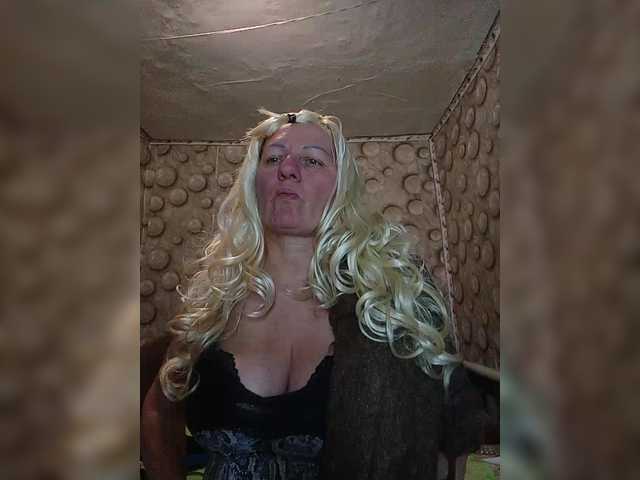 FameLara's BongaCams show and profile