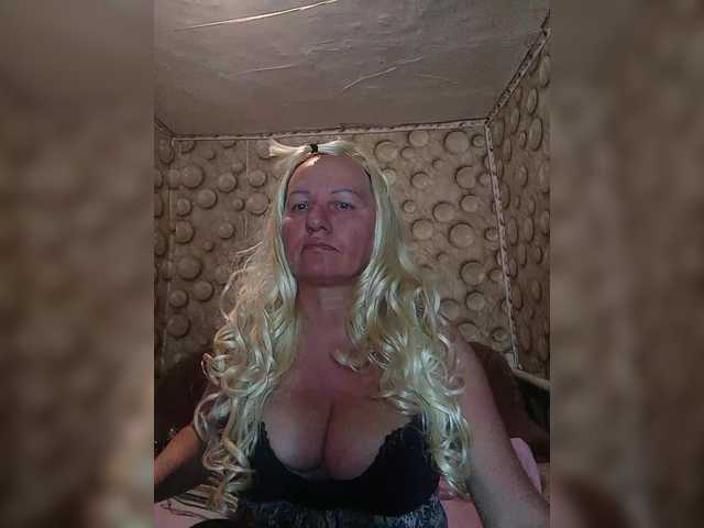 FameLara's BongaCams show and profile