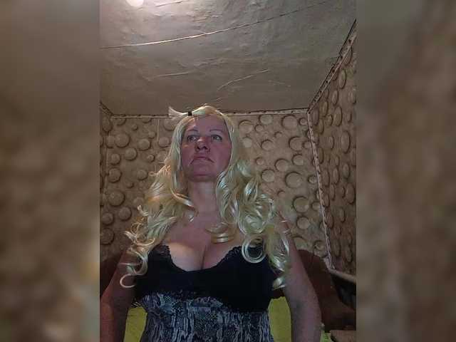 FameLara's BongaCams show and profile