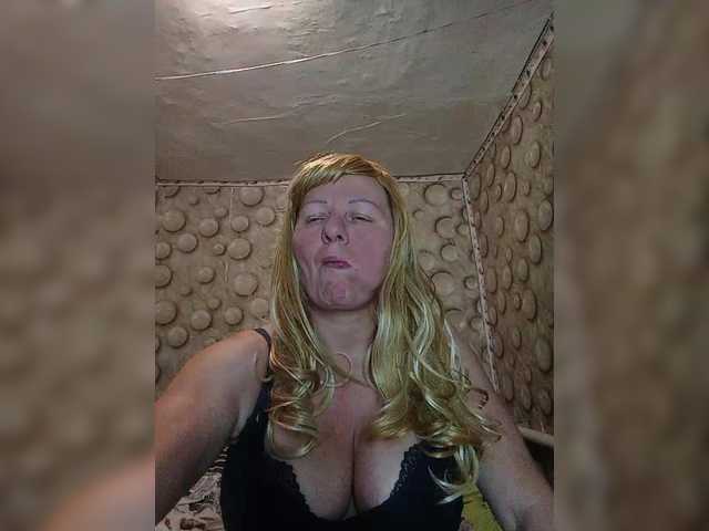 FameLara's BongaCams show and profile