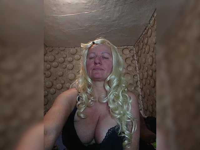 FameLara's BongaCams show and profile