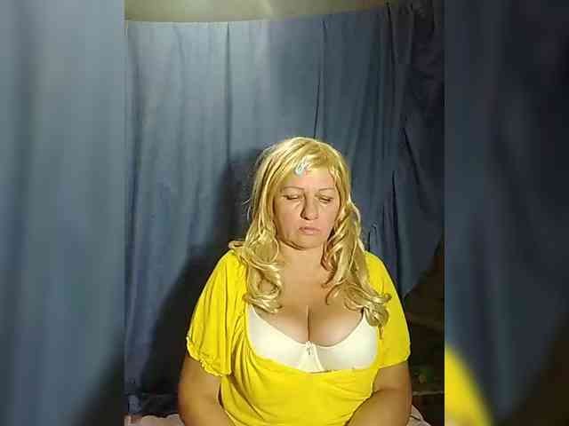 FameLara webcam