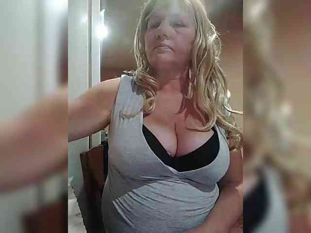 FameLara webcam