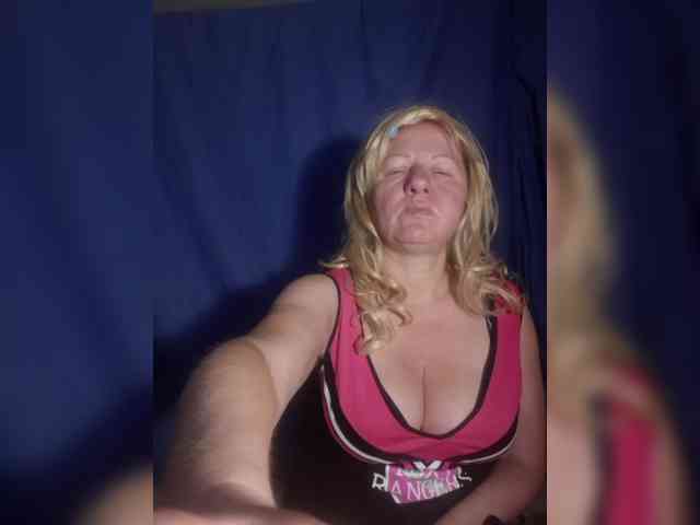 FameLara webcam