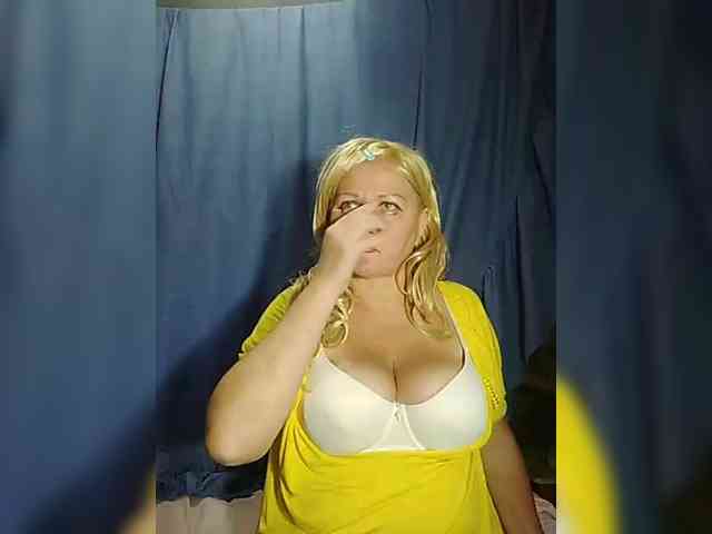 FameLara webcam