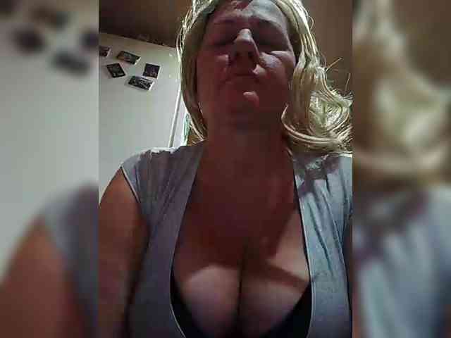 FameLara webcam