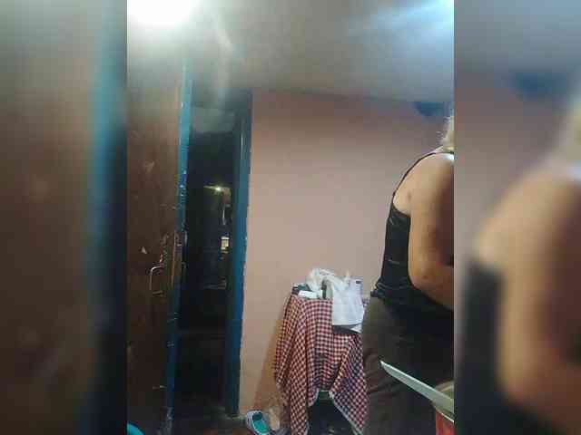 FameLara webcam