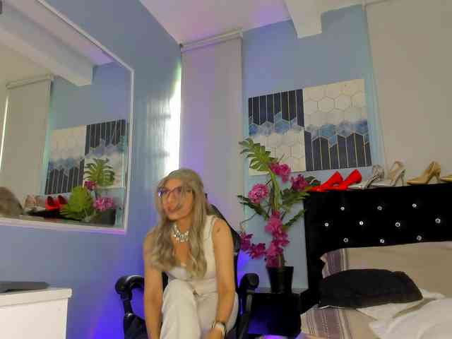 naked livechat Samantha-mature-