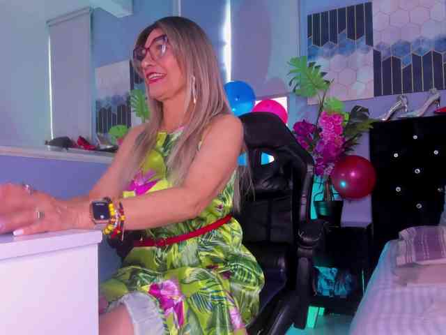 sexy striptease show Samantha-mature-