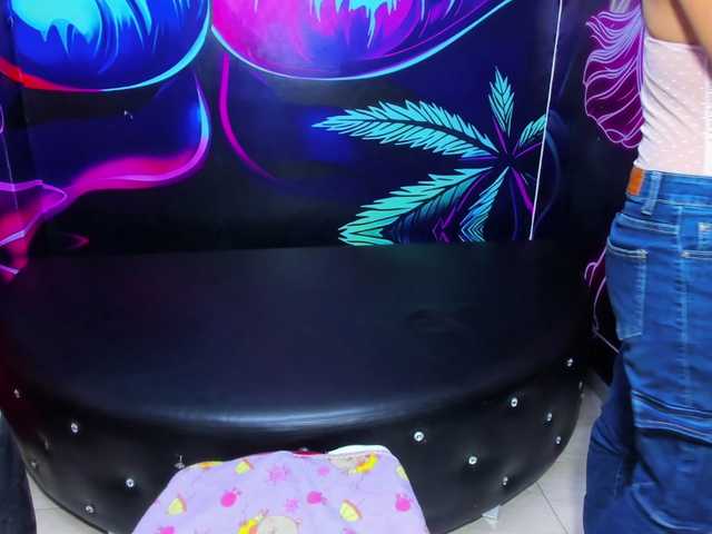 jessi-and-boy's BongaCams show and profile