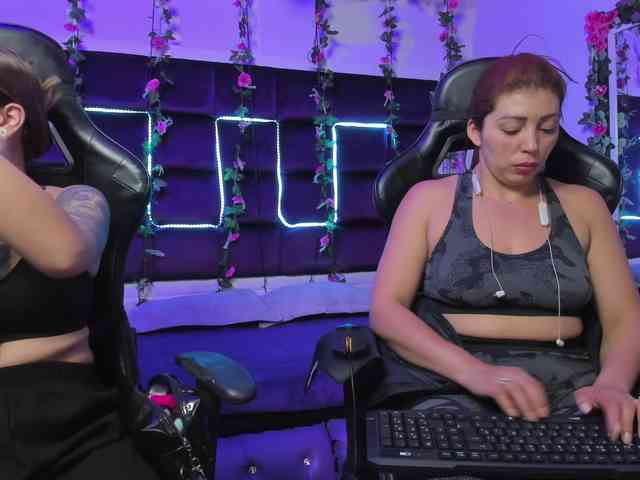 LizaAndCharlottt webcam