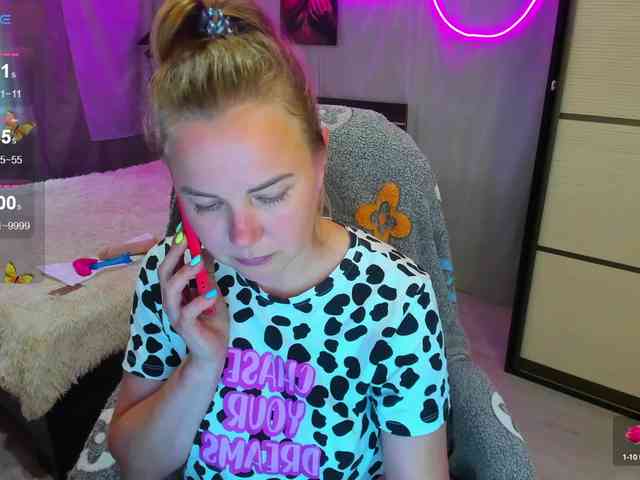 Alice Sex Intellect (31, White Cam Girl) performing double penetration.