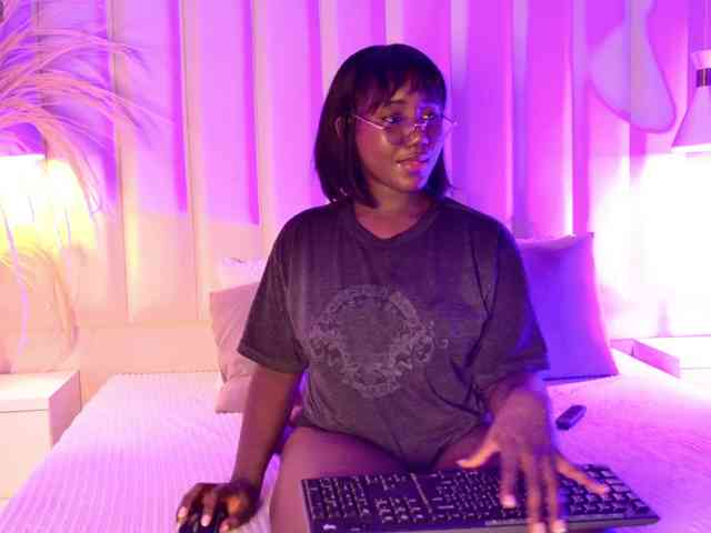 VICKYWALLES webcam