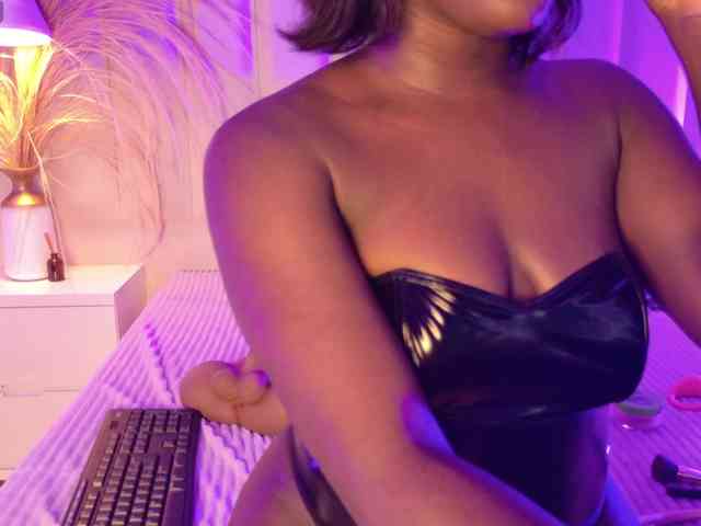 VICKYWALLES webcam