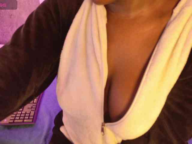 VICKYWALLES webcam