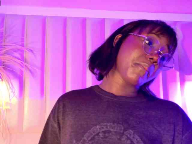 VICKYWALLES webcam
