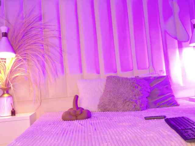 VICKYWALLES webcam