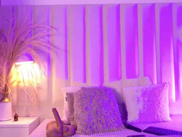 VICKYWALLES webcam